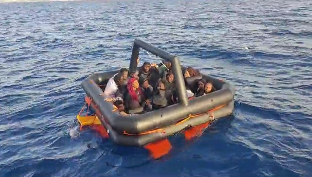 HenrietteHomt's tweet image. 🌀🌀⚡⚡Pushbacks by #Greece in the #Aegean: 49 people (including 21 children) were attacked and left adrift on liferafts in the middle of the sea on 6 June. #EndPushbacks #FreedomOfMovement  #AbolishFrontex en.sg.gov.tr/34-irregular-m…