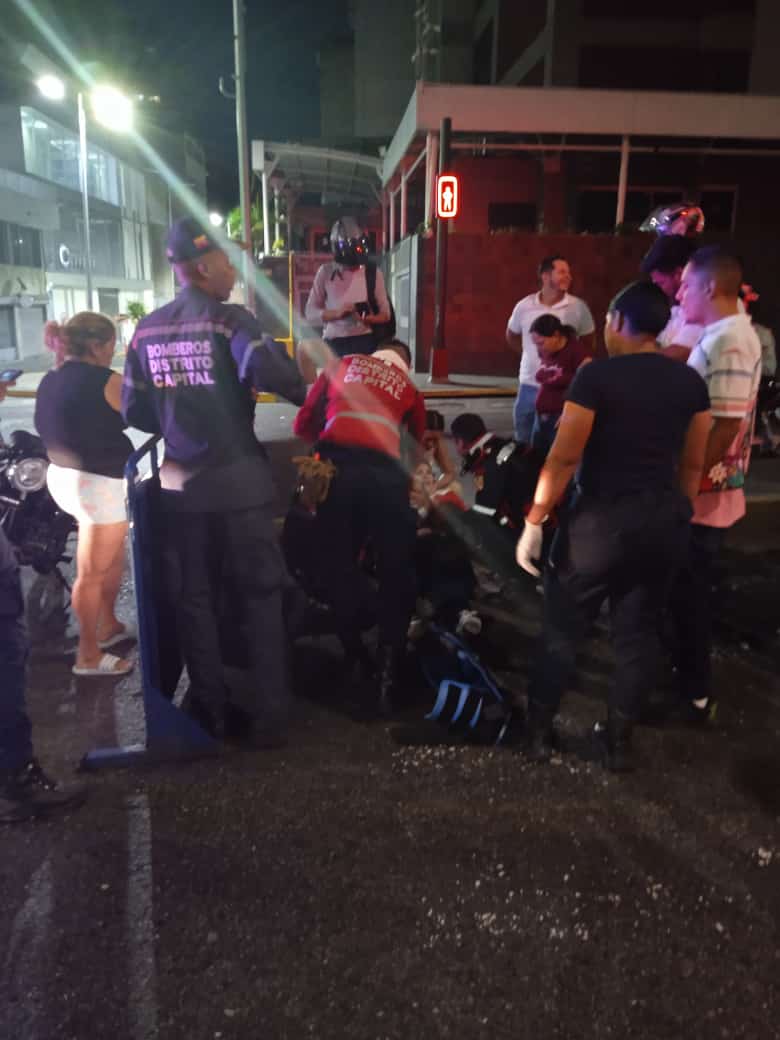 CPabloPalacios's tweet image. #08JUN  En la Parroquia Altagracia, Avenida Urdaneta , Esquina el Platanal 
Un Vehículo tipo moto perdió el control impactando contra un objeto fijo,  resultando una femenina  de aproximadamente 37 años, con posible fractura en extremidad inferior.
#NicoTieneLasRiendas