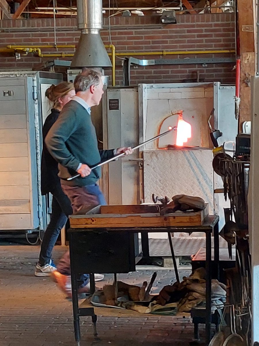 glasmuseum's tweet photo. Glasconservatoren aan het werk met glasblazer Marinke van Zandwijk in de glasblazerij van het Nationaal glasmuseum. 

Normaal beheren zij het glas, nu ervaren zij de creatie van het glas.

#glasmuseum #glasblazerij #glasuitleerdam #leerdamglasstad #vijfheerenlanden https://t.co/JRAUHH12Sg