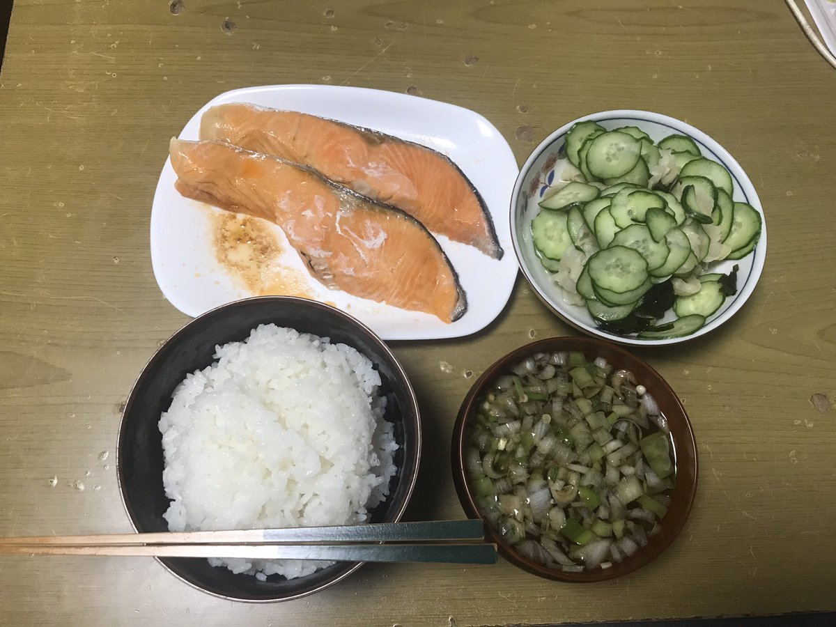 今日のパッ取り飯

焼き鮭
貝ひもとワカメと胡瓜の酢の物
オクラの味噌汁でゴザル。

#おうちごはん
#晩御飯