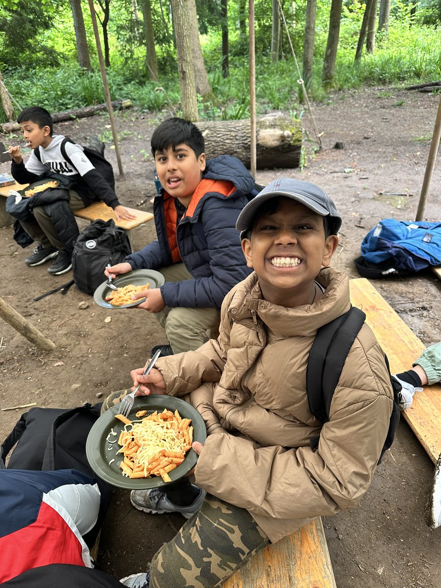 MissFBrett's tweet photo. Arrived, fed and about to start some outdoor activities in our tribes! @DartfordGS #dgsbushcraft #year7 #dartfordgrammarschool https://t.co/TiIeyXuxrO