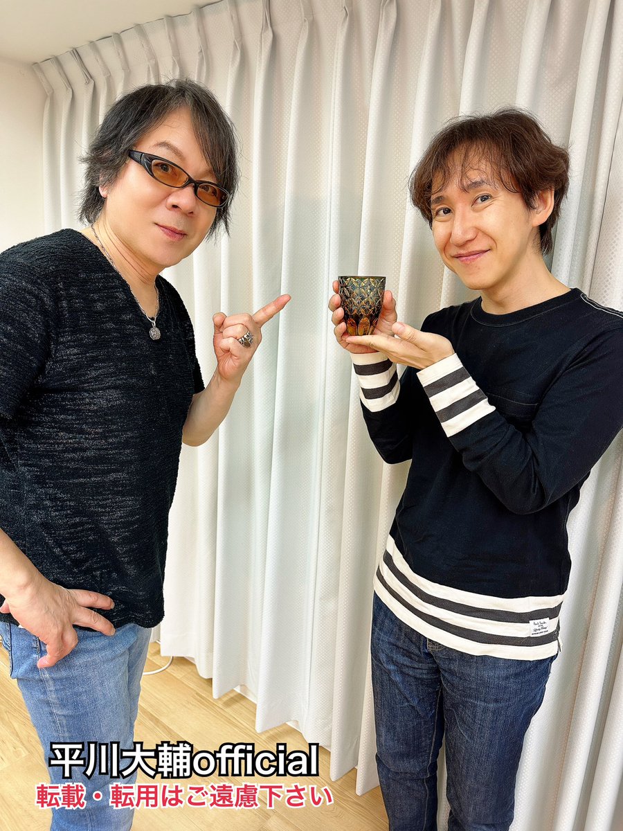 DH_official__'s tweet photo. 平川大輔です。
今月の『#SSDSラジオ』は収録でのお届けとなりました。
早く皆さんに聴いて頂きたいなぁ😊

そして！ 番組中、#速水奨 さんからお誕生日プレゼントを頂いてしまいました！
う、嬉しい☺️
とっても素敵な小樽硝子の切子✨
大事に使わせて頂きます！
本当にありがとうございます!! https://t.co/8qGBStfiu6