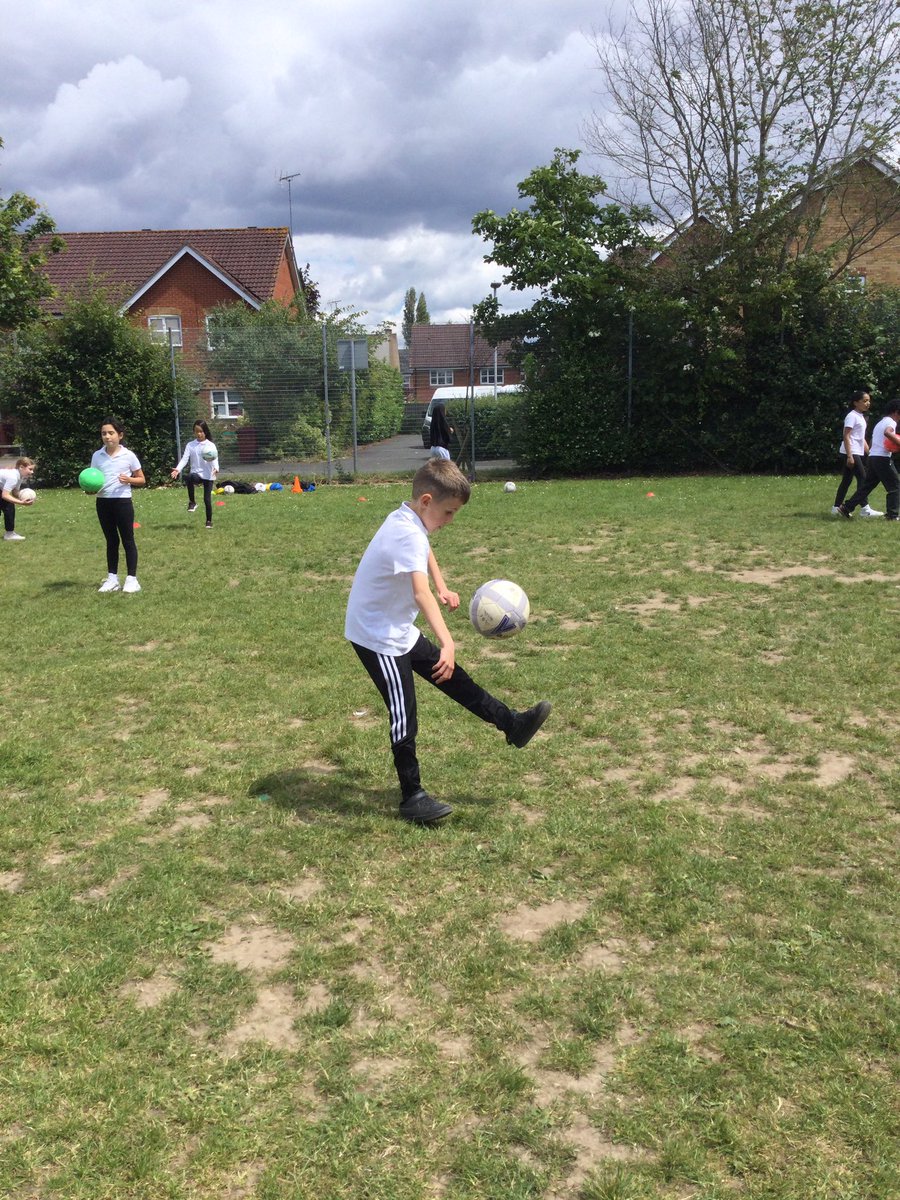ThamesideSch's tweet photo. Year 4 enjoyed their first football session of the term with coach Gemma. #year4tps #lionstps #leopardstps #petps https://t.co/f4YO5scnGj
