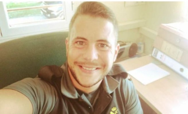 AUGC_Alicante's tweet image. ¿Que diferencia hay entre un agente y el otro?
Ambos son #GuardiasCiviles, ambos llevan uniforme, ambos pueden realizar 
labores burocráticas sentados en una silla,...¿entonces?
¿Por qué se discrimina a Jacobo queriendo pasarlo a situación de retiro negando su derecho a trabajar?