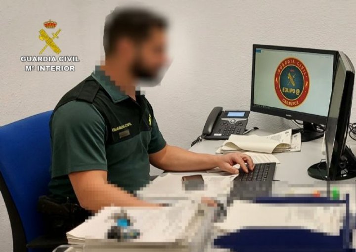 AUGC_Alicante's tweet image. ¿Que diferencia hay entre un agente y el otro?
Ambos son #GuardiasCiviles, ambos llevan uniforme, ambos pueden realizar 
labores burocráticas sentados en una silla,...¿entonces?
¿Por qué se discrimina a Jacobo queriendo pasarlo a situación de retiro negando su derecho a trabajar?