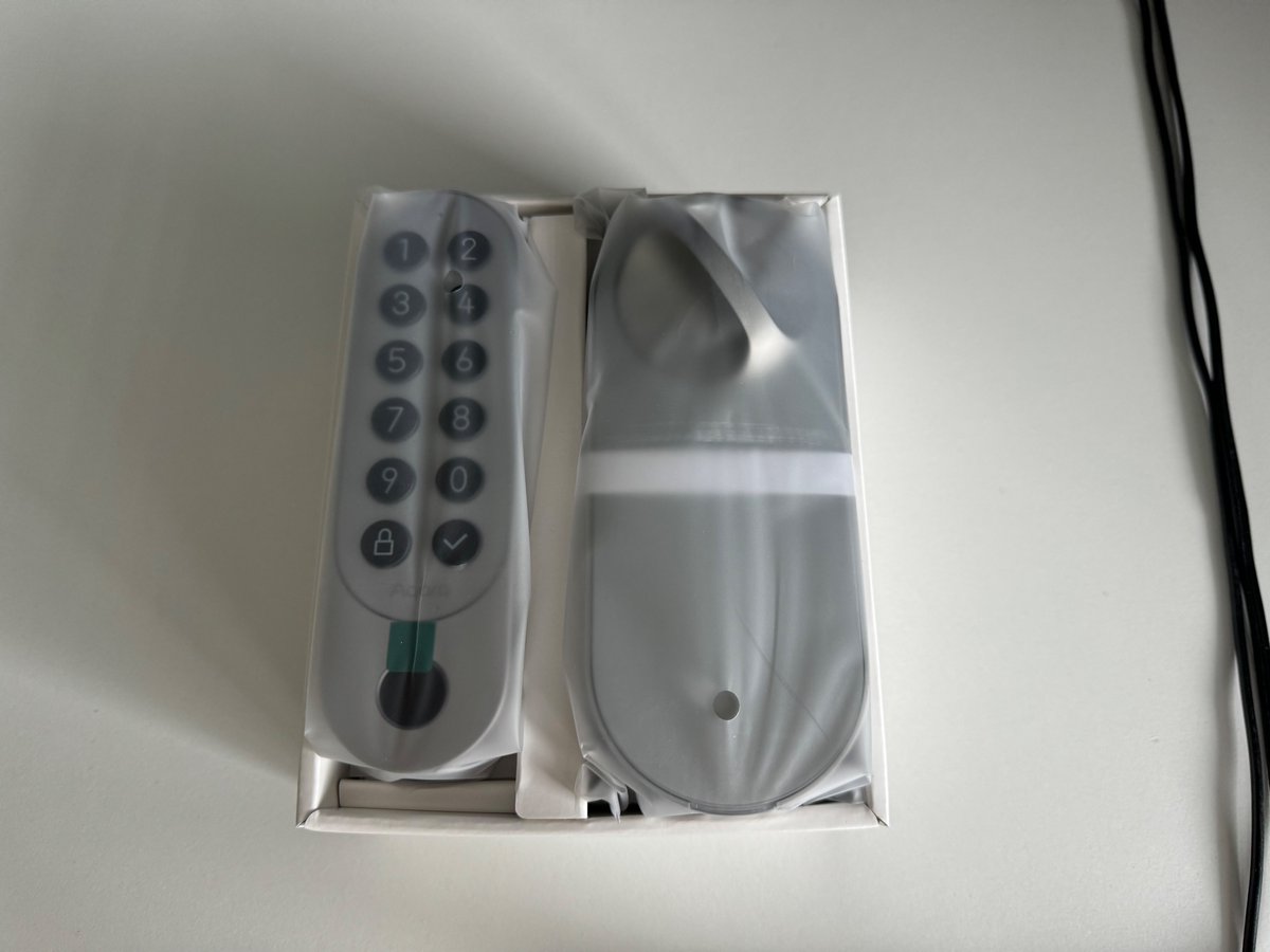 AdrianCisowski's tweet photo. Dzisiaj kurier @InPostPL dostarczył tajny obiekt od @AqaraSmarthouse 😍
Chyba pierwszy w Europie tego typu zamek z obsługą #Apple #HomeKey #unboxing
Zamek jeszcze nie zamontowany na stałe ale pierwsze testy już były post niżej wrzucę krótki filmik😇 https://t.co/DxMXsaFPcy