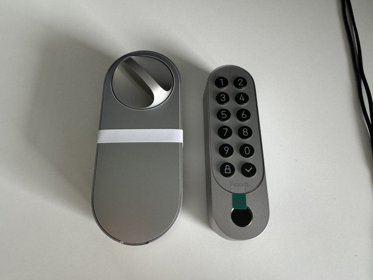 AdrianCisowski's tweet photo. Dzisiaj kurier @InPostPL dostarczył tajny obiekt od @AqaraSmarthouse 😍
Chyba pierwszy w Europie tego typu zamek z obsługą #Apple #HomeKey #unboxing
Zamek jeszcze nie zamontowany na stałe ale pierwsze testy już były post niżej wrzucę krótki filmik😇 https://t.co/DxMXsaFPcy