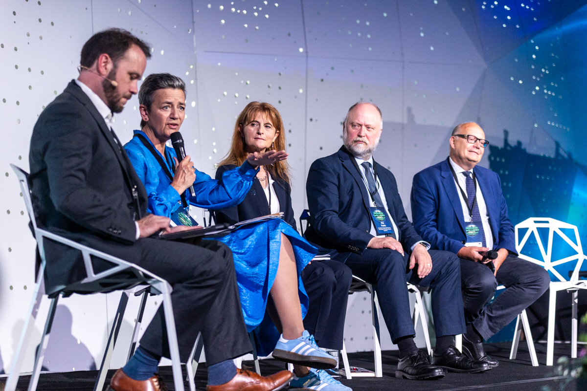 🌍 We are all set in CSC's Kajaani data center to kick off the #DestinationEarth launch event!

Join the event via live stream (13:00-16:30 EEST) 👉 digital-strategy.ec.europa.eu/en/events/dest…

#DestinE <a href="/DigitalEU/">Digital EU 🇪🇺</a> <a href="/FutureTechEU/">FutureTechEU</a> <a href="/EUkomissio/">EU-komissio Suomessa</a> <a href="/eumetsat/">EUMETSAT</a> <a href="/ECMWF/">ECMWF</a> <a href="/ESA_EO/">ESA Earth Observation</a>