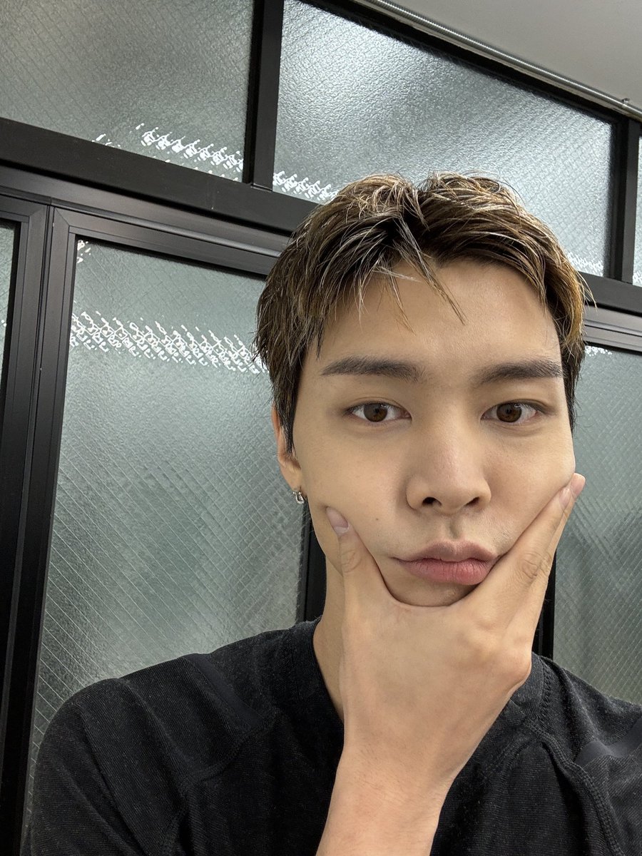 jsuhsource's tweet photo. 240610 - 🐱🫧💌

Right? I got a tan, right? https://t.co/b7fkkXstNX