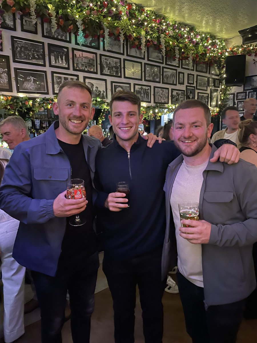 RH_2393's tweet photo. Top group enjoying a few beers! Future South African legend. Pleasure to have him with us 🍺 https://t.co/Mh8V8ss8Ex