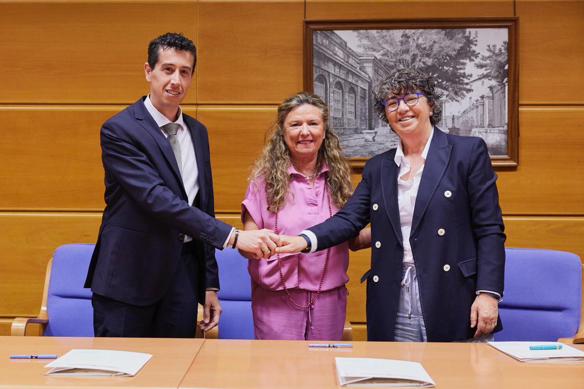 Araba's tweet photo. 📢 Abian da “Botika etxean eskura” proiektua
🏠💊 Proiektu pilotu honen helburu nagusia da sendagaiak etxez etxe ematea eta arreta farmazeutiko hobea eskaintzea Añana eta Arabako Mendialdeko bizi diren pertsonei
➡️ https://t.co/ZVrjVaWzas
#Botika #Araba https://t.co/xs3yc1fa1q