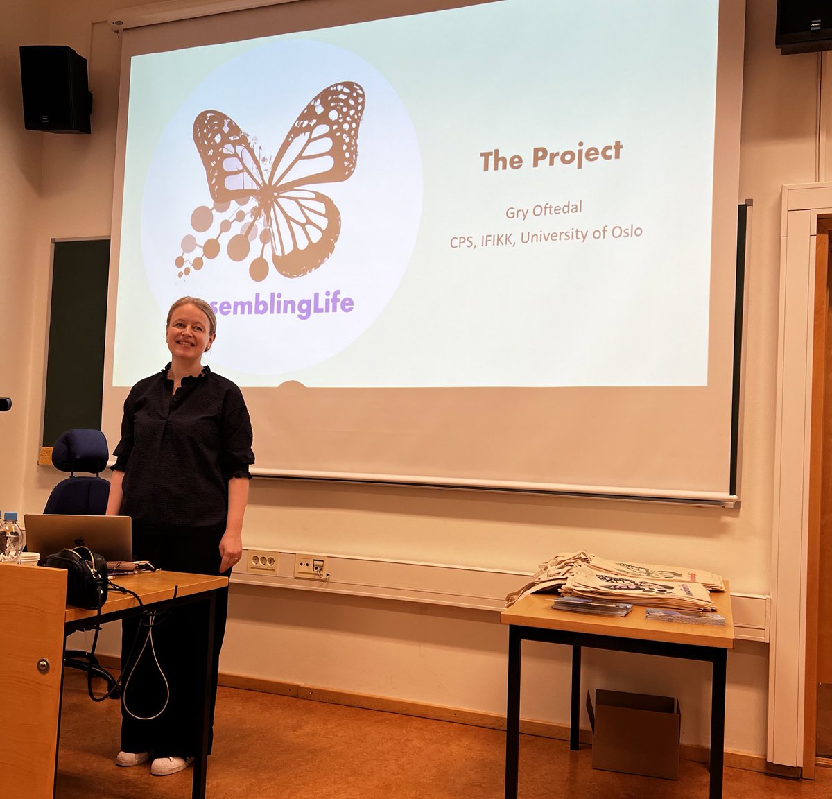 Assembling_Life's tweet photo. We are so excited for the ERC Project #AssemblingLife kickoff workshop! Here is our PI Gry Oftedal opening these two wonderful day of philosophy packed with interdisciplinary interactions (and some gorgeous canvas bags) 🦋 @ERC_Research @UniOslo #CPS https://t.co/aXTxoniPoK