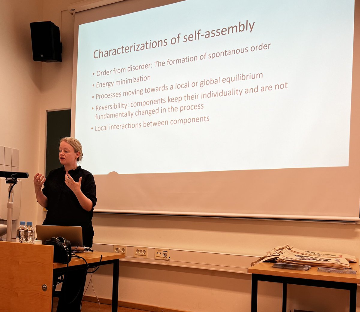 Assembling_Life's tweet photo. We are so excited for the ERC Project #AssemblingLife kickoff workshop! Here is our PI Gry Oftedal opening these two wonderful day of philosophy packed with interdisciplinary interactions (and some gorgeous canvas bags) 🦋 @ERC_Research @UniOslo #CPS https://t.co/aXTxoniPoK