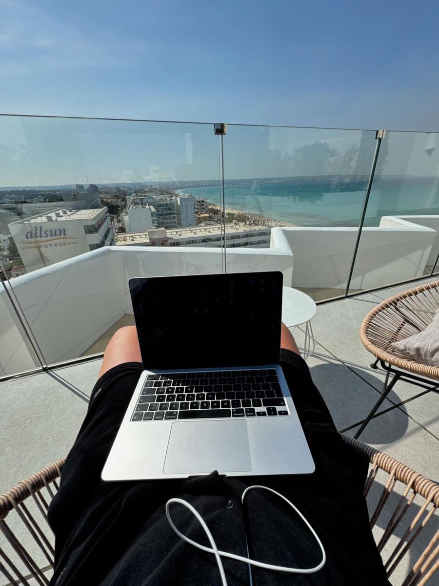 manishkhosiya's tweet image. Remote work can be done from anywhere in the world.

11 Remote Jobs paying $1200 to $2200 a week with little work.

(number 2 is super easy)