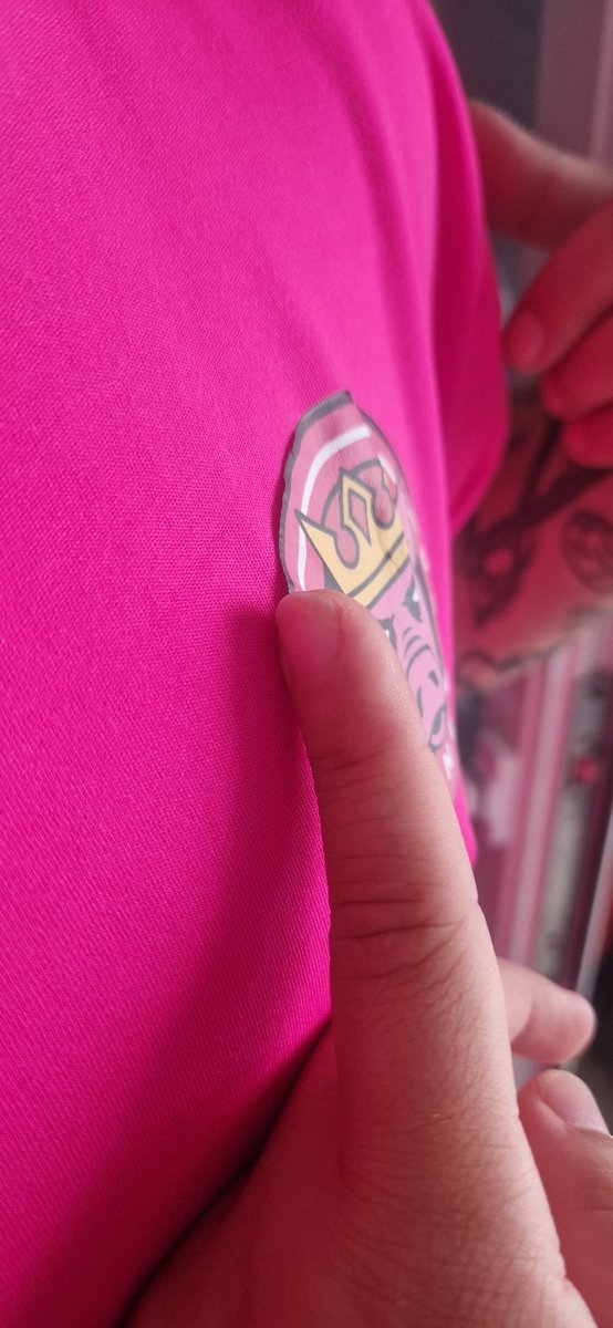 jhosbe_02's tweet photo. Buenos días  Tengo que usar este medio para indicar mi situación el 1.9.23 compré una camiseta en la kings league store .De porcinos Del cual se ha lavado unas 5 veces de uso si llega y ahora está como adjunto la foto
Lo que pido es que se me cambie la cami por una con no taras https://t.co/lFSAgWfI6I