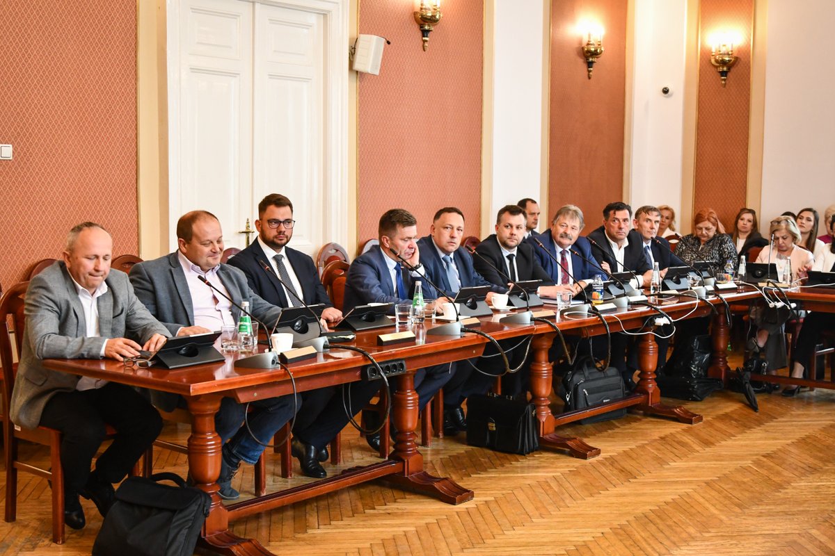 korta_adam's tweet photo. Dziekuję! Zarząd Powiatu jednogłośnie otrzymał wotum zaufania od Rady Powiatu. https://t.co/rgISXrWH2p