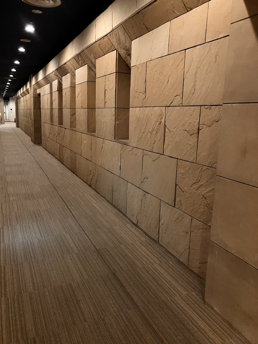217kaDuki31's tweet photo. はじめて滞在した池袋で、古代オリエント博物館なるものを発見して、入っちゃう！あのハンムラピ法典の復元！楔形文字で刻印して遺すという作業を考えると、とてつもないな。ガンダーラガンダーラ。 https://t.co/WpF8AuAnlo