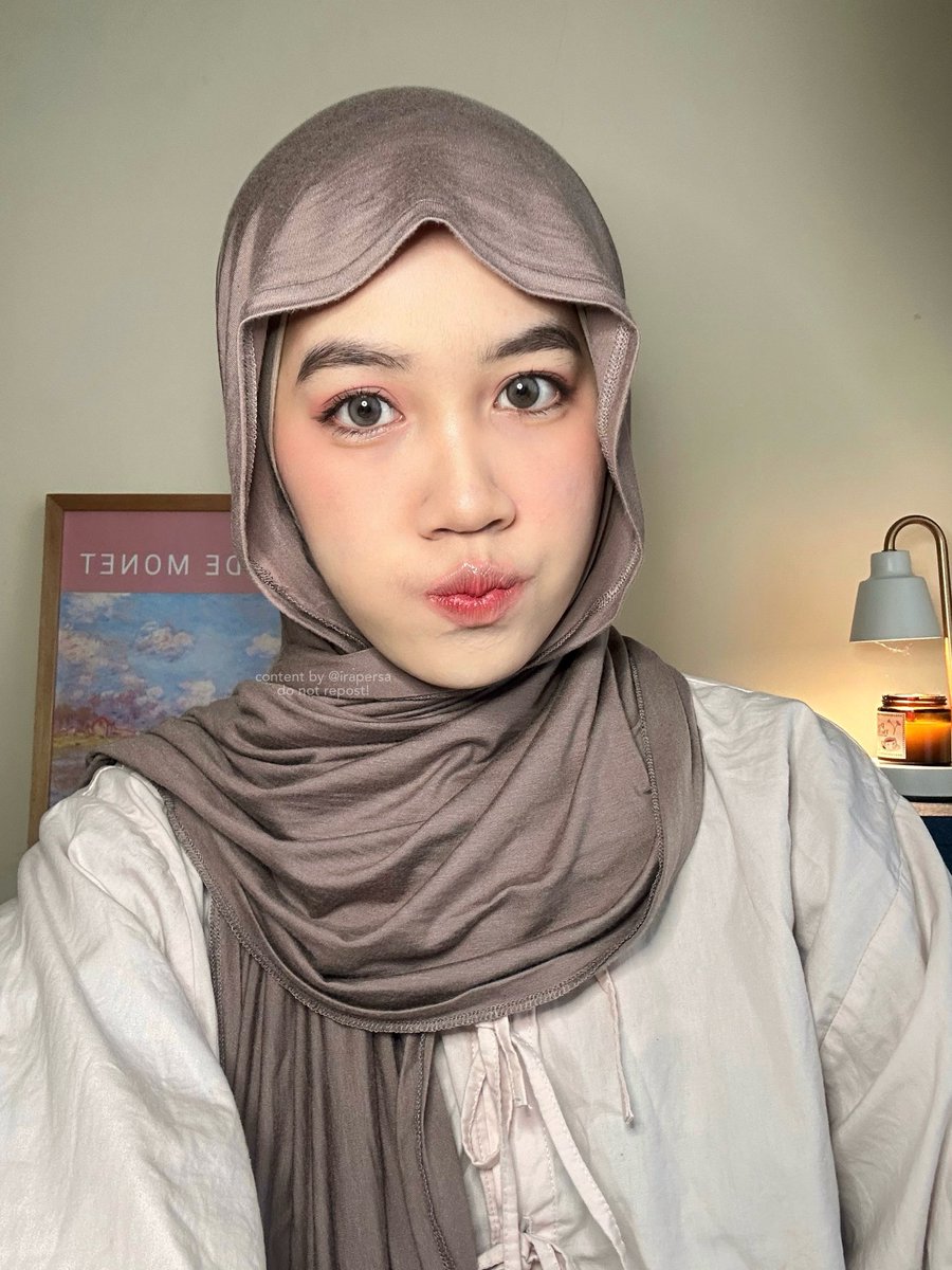 irapersa's tweet photo. menemukan dupe compact powder g*venchy yang 1 jutaan itu dengan harga 20 ribuan aja🤧
sekarang jadi tau kenapa idol-idol makeupnya ada blurry effectnya yang bikin flawless https://t.co/d0gSxZkFCS