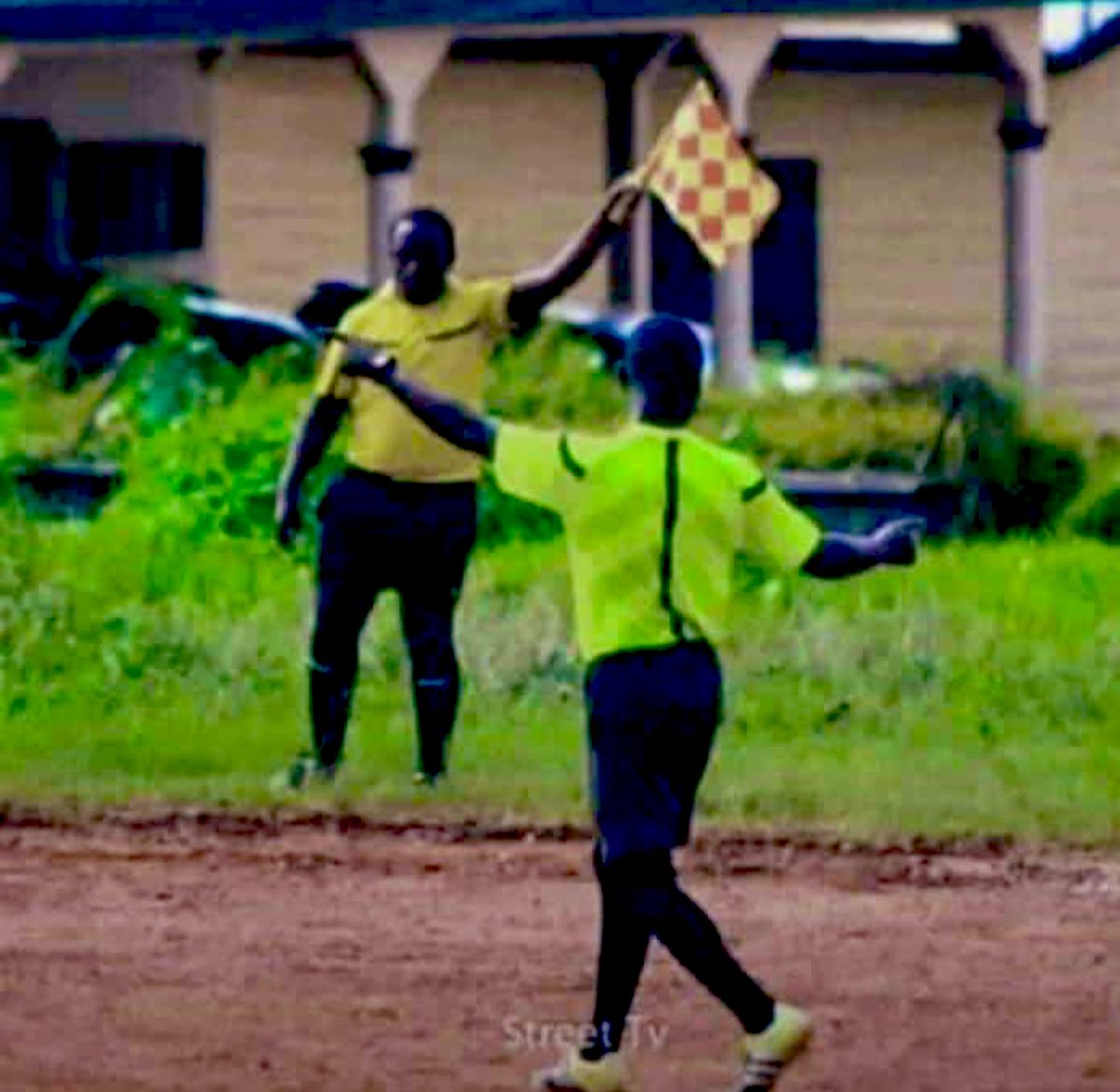 blackculer's tweet image. Mashabiki wa Simba kwenye kesi ya MO Dewji! 😂😂