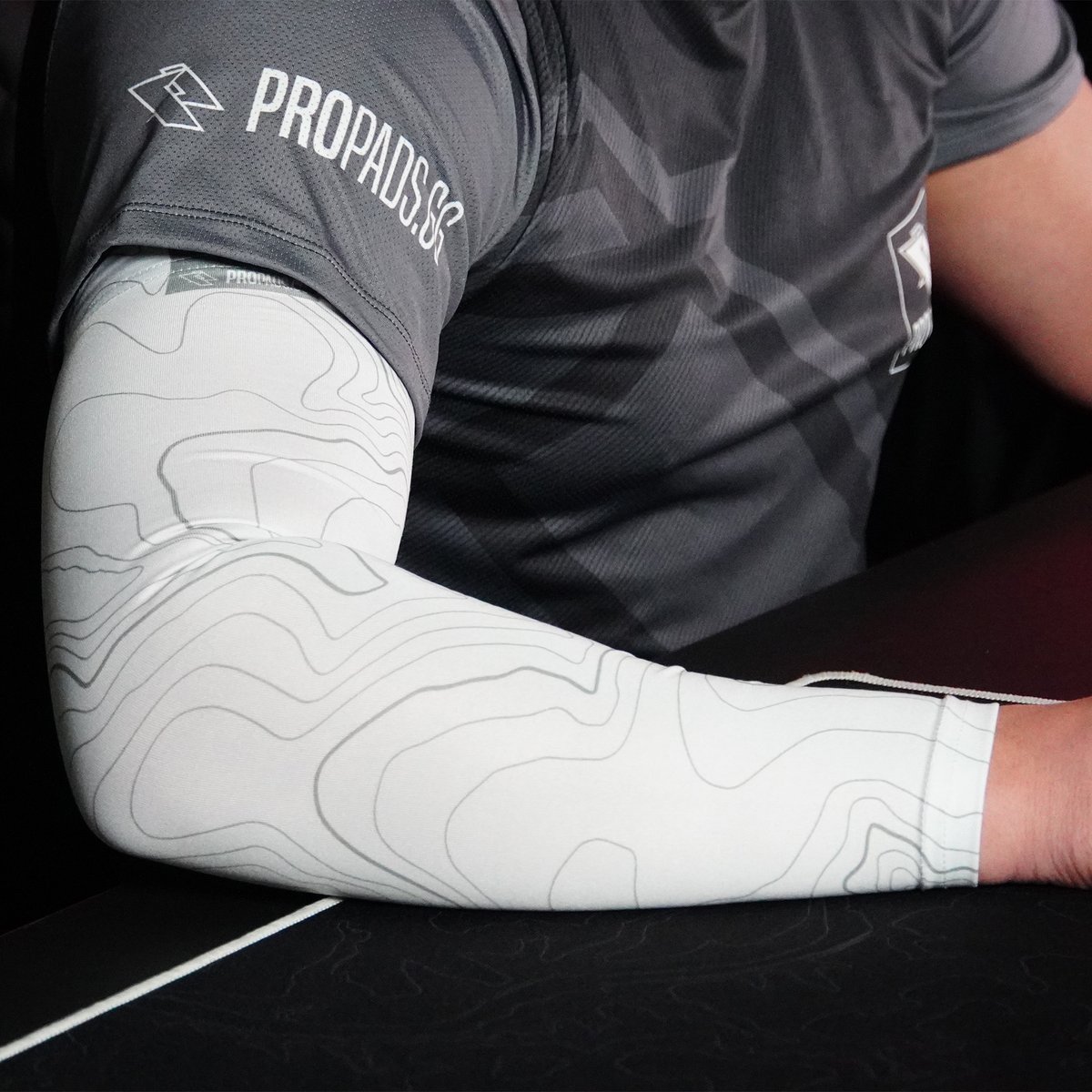 propads_gg's tweet photo. Warme Tage sind dein Endgegner? 🥵

Einer unserer Pro Gaming Armsleeves könnte deine Rettung sein. 

👉 Reduziert Schweißbildung 😰
👉 Kein Festkleben am Tisch ❌
👉 Konstante Gleiteigenschaften ⏩
👉 In 6 coolen Designs 😮

Check jetzt unseren Shop aus. 🤝 https://t.co/zhFGJ03QIS