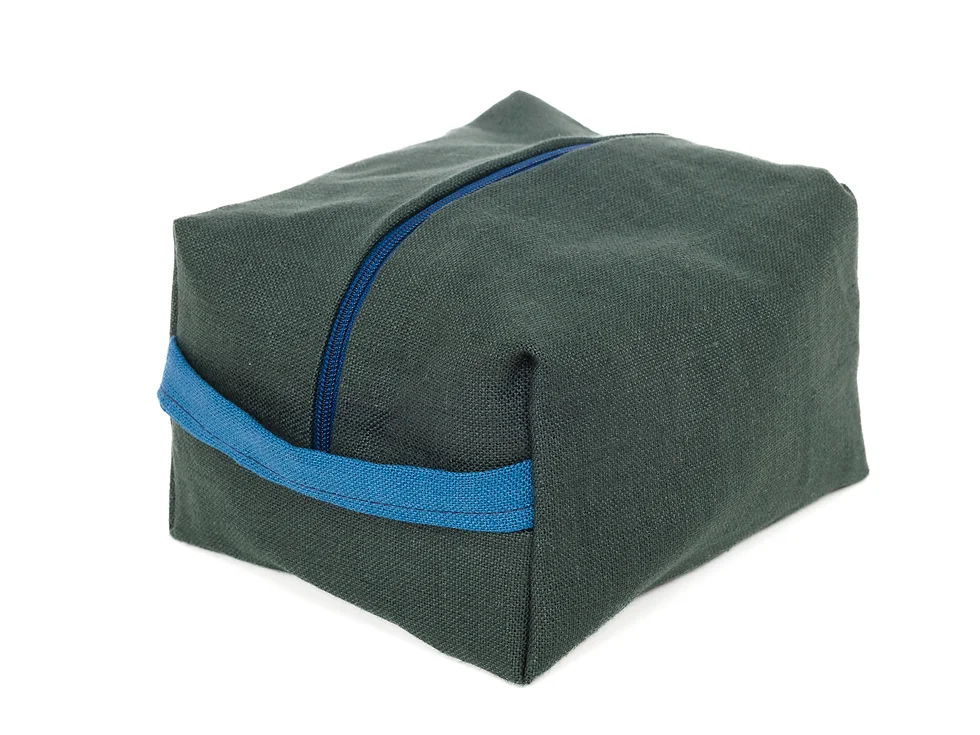 chilcottuk's tweet photo. Looking for the perfect Father's Day gift? Our Linen Kit Bags are crafted with care in the Chilcott workshop using exquisite Irish linen. 🍃

Give the gift of luxury &amp; functionality this Father's Day. 🎁❤️

#ChilcottUK #LinenKitBags #FathersDayGiftIdeas

https://t.co/Gm0MKZ3Lnj https://t.co/1pXlBrX1XN