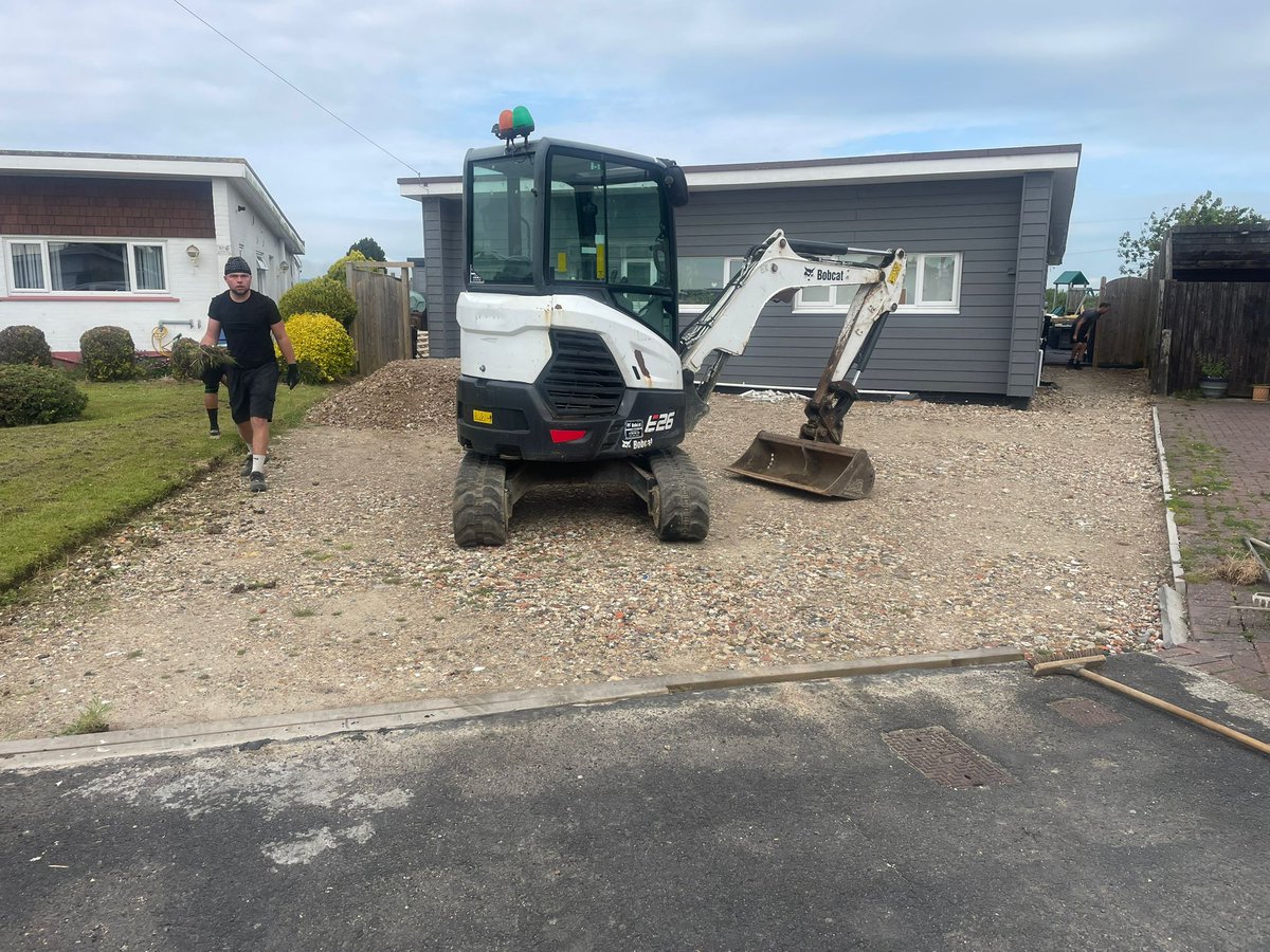 paving_sussex's tweet photo. ๐จWe have just completed our latest project in Pevensey Bay ๐
๐ฅ These before & after images show the impact a โ
new blocked paved driveway can have on the curb appeal of your home. โ๏ธ01323 887 678
#gladstonepaving #blockpaving #driveways #patios #patio #landscaping #paving https://t.co/VqwZtQozhM