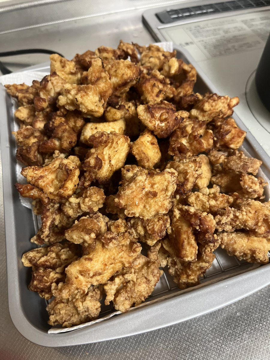 ta_mami_san's tweet photo. 我が名はアシタカ！夫がガパオライスと鶏ハムを作ると言い2キロの鶏胸肉を買って来たが、一向に調理しないまま消費期限が来てしまった！「調理する気力がない…」と言い出したので、全部唐揚げにしてやった！こちらではキロ単位で揚げ物をすると褒めていただけると聞いた！誰か私を褒めてくれないか！ https://t.co/iyMSUhdNOp