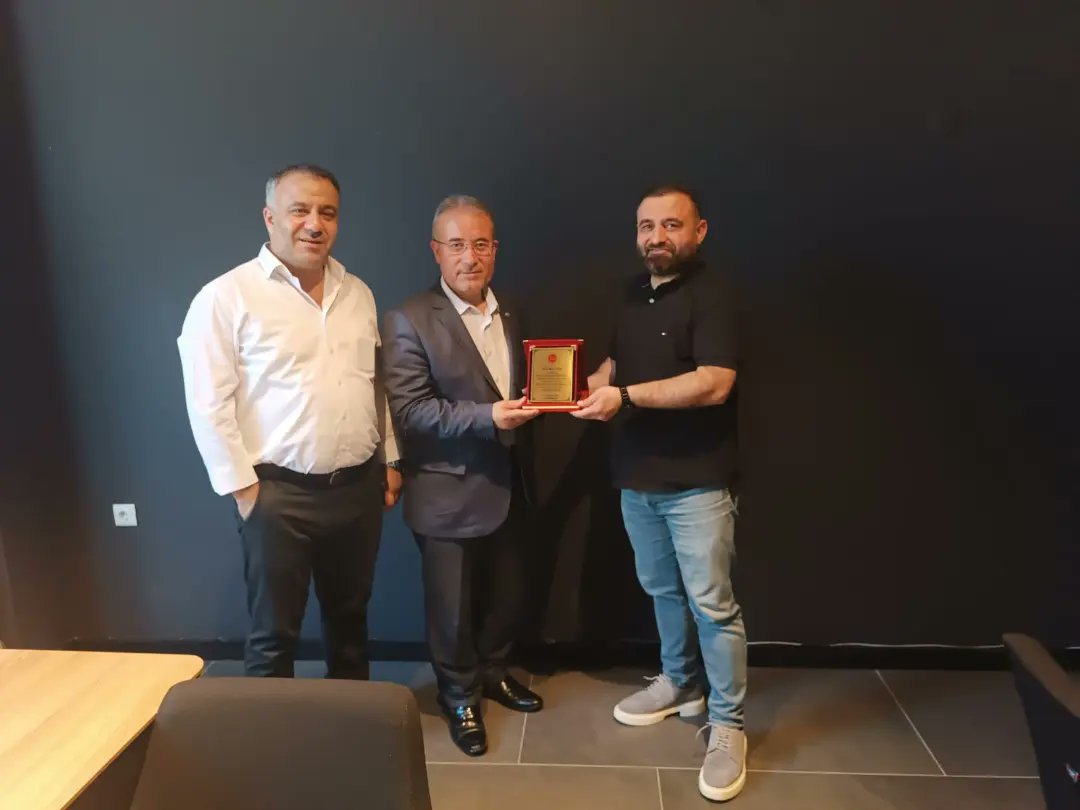 Bozüyük Müftümüz Muammer Ölmez Yeşilkent Kumralabdal Yatılı Hafızlık Kız Kur’an Kursuna katkıda bulunan Murat Teker'i ziyaret ederek katkılarından dolayı teşekkür ederek plaket takdim etti.

Ziyarete Bozüyüklü hayırsever İş adamı Dursun Can da eşlik etti.