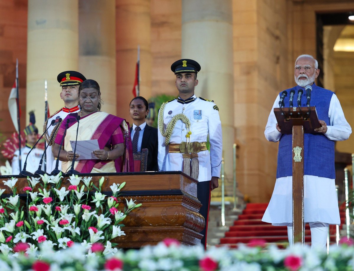 sr_siddhant's tweet photo. भारत के विजय-रथ सारथी पद पर पुनर्भिषिक्त हुए आदरणीय @narendramodi जी व उनके नेतृत्व में राष्ट्र-निर्माण के शपथ-पथ पर अग्रसर सभी मंत्रीगणों को हार्दिक शुभकामनाएँ।आप सब जन-गण मन की अभिलाषाओं को पूर्ण करते हुए माँ भारती को विश्व नेतृत्व के लिए तत्पर करें यही कामना है।🇮🇳🙏 https://t.co/zaHdUzT85X