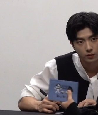 현구는 얘기 들을때마다 진지하게 들어주는 게 너무 좋은 듯..
(학교 휴학하고 오빠 보러 왔다니깐 세상 진지하게 보셔서.. 당황했다는 사실..)