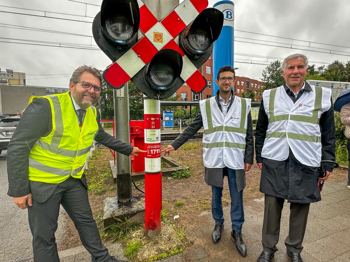 Benoit__Gilson's tweet image. 🤝 @Infrabel_FR et la @stadleuven s'engagent à supprimer et remplacer 4 passages à niveau à #Wijgmaal. Responsables de tragiques accidents, aux conséquences importantes sur le trafic des 🚆, chaque passage à niveau supprimé permet de renforcer la #securite et la #ponctualite 🛤️🕧