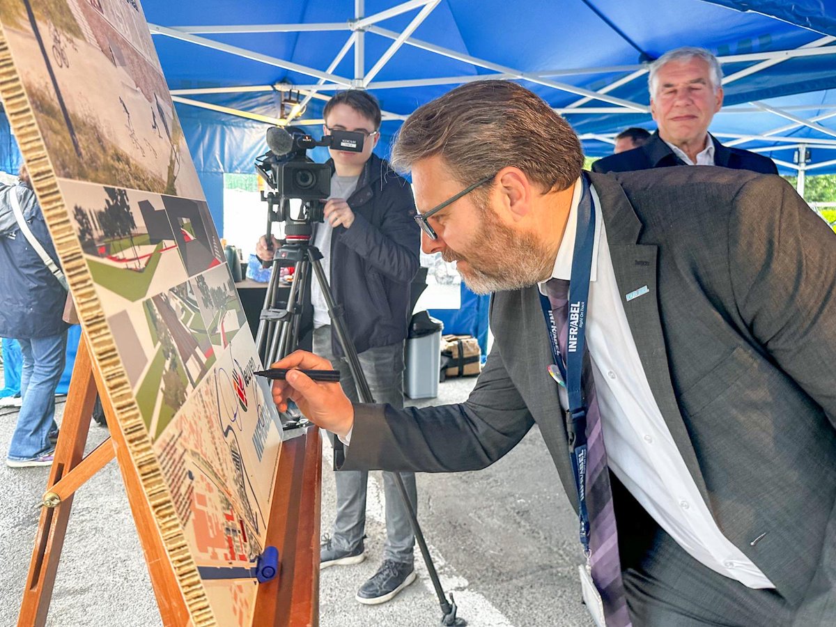 Benoit__Gilson's tweet image. 🤝 @Infrabel_FR et la @stadleuven s'engagent à supprimer et remplacer 4 passages à niveau à #Wijgmaal. Responsables de tragiques accidents, aux conséquences importantes sur le trafic des 🚆, chaque passage à niveau supprimé permet de renforcer la #securite et la #ponctualite 🛤️🕧