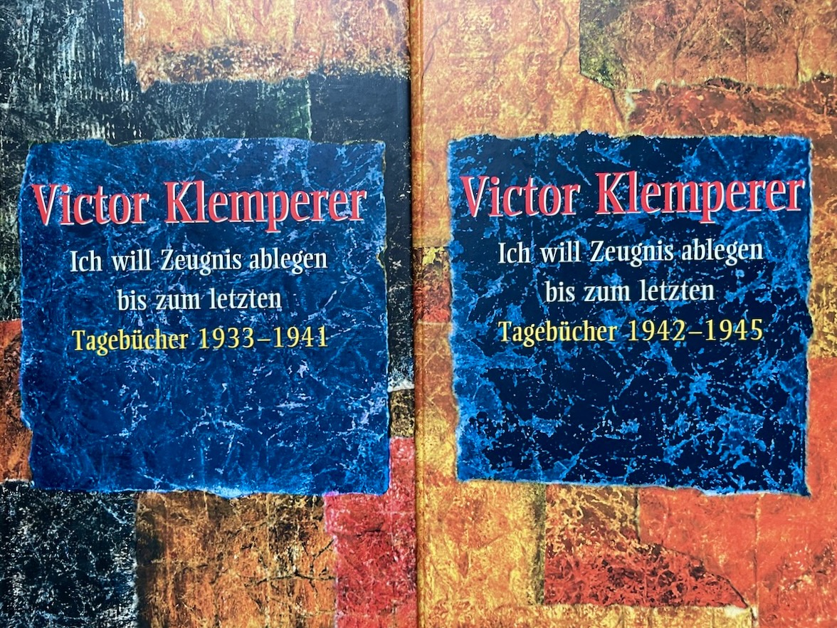 Jetzt erst recht! 
Auch im kommenden Schuljahr biete ich wieder Lesungen aus Victor Klemperers Tagebuch 1933-1945 an. Lebendig, informativ und mit viel Raum für Fragen. Welche Schule hat Interesse? 
renatus-deckert.de/victor-klemper…
Danke fürs Weitersagen!