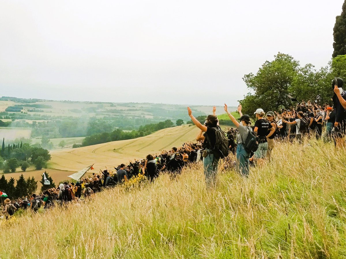 La_Directa's tweet image. #INTERNACIONAL | Alçament de la terra contra l'A69 a l'Estat francès directa.cat/alcament-de-la… Convocades per @lessoulevements, tres mil persones s'han trobat el cap de setmana a Puylaurens per sabotejar les obres de l'autopista. Per Guille Larios i Pier Manchia sobre terreny