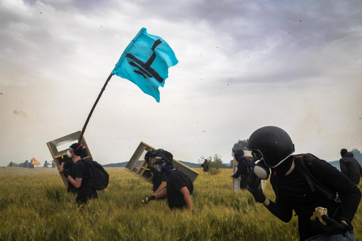 La_Directa's tweet image. #INTERNACIONAL | Alçament de la terra contra l'A69 a l'Estat francès directa.cat/alcament-de-la… Convocades per @lessoulevements, tres mil persones s'han trobat el cap de setmana a Puylaurens per sabotejar les obres de l'autopista. Per Guille Larios i Pier Manchia sobre terreny