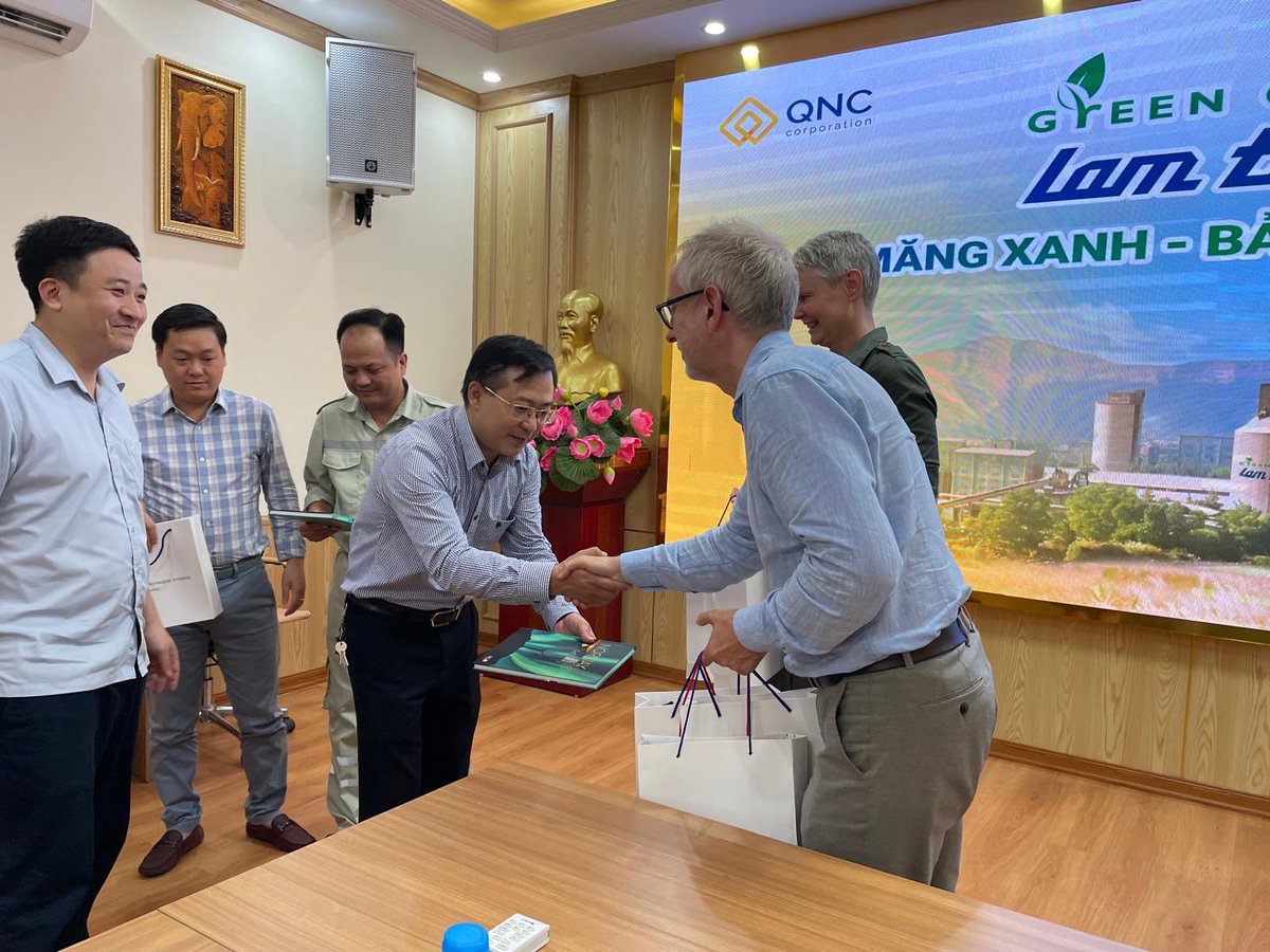 Bård Vegar Solhjell (@bardvegar) on Twitter photo In #Hanoi with <a href="/norwayinvietnam/">Hilde Solbakken</a> #Vietnam is a 100 mill people country with high and impressive growth + high coal-consumption, land use and plastic pollution. <a href="/Utenriksdept/">Utenriksdepartementet</a> and <a href="/noradno/">Norad</a> are assisting with the green transition, through projects on forests, waste management ao In #Hanoi with <a href="/norwayinvietnam/">Hilde Solbakken</a> #Vietnam is a 100 mill people country with high and impressive growth + high coal-consumption, land use and plastic pollution. <a href="/Utenriksdept/">Utenriksdepartementet</a> and <a href="/noradno/">Norad</a> are assisting with the green transition, through projects on forests, waste management ao