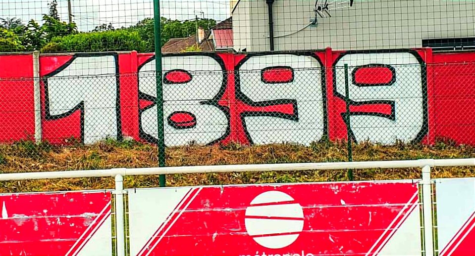 FCRouenNews's tweet photo. 🎨 𝟭𝟴𝟵𝟵 : Un nouveau mur de notre terrain "Pierre Lefrançois" s'est revêtu d'un graffiti en référence au @FCRouen. 𝗡𝗼𝘁𝗿𝗲 𝗵𝗶𝘀𝘁𝗼𝗶𝗿𝗲 𝘀'𝗲́𝗰𝗿𝗶𝘁 𝗲𝗻 𝗥𝗼𝘂𝗴𝗲 𝗲𝘁 𝗕𝗹𝗮𝗻𝗰 ! 🔴⚪

#TeamFCR #Rouen #Normandie https://t.co/79lybq97Gb
