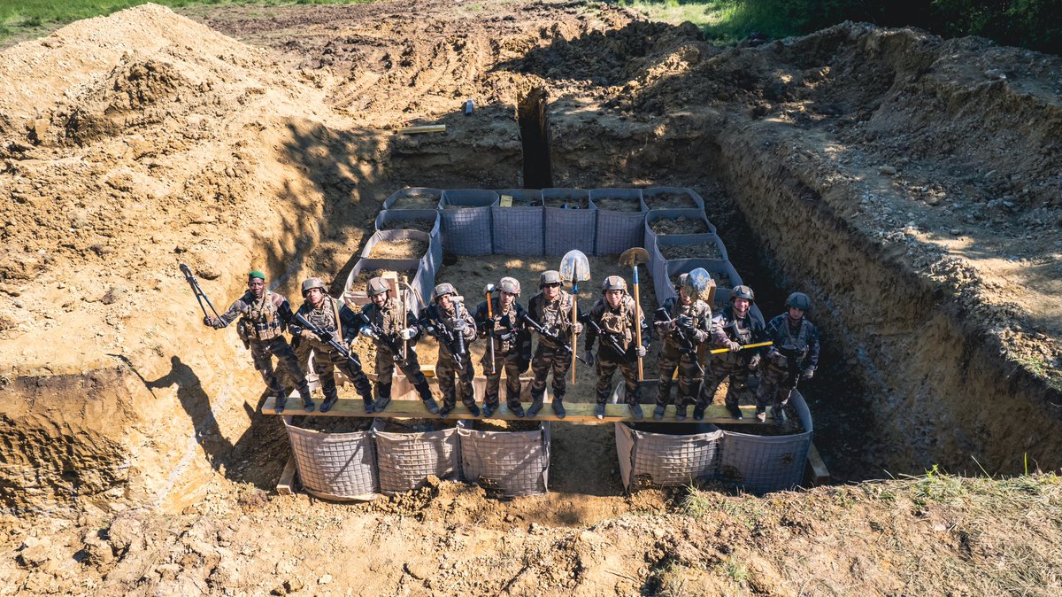 CDC1REG's tweet image. Le #1REG marche dans les pas des anciens sapeurs-bâtisseurs de la @LegionEtrangere à Castelnaudary.

La 1e compagnie perpétue la tradition d’excellence et de savoir-faire à travers ses travaux de tranchées à la ferme du Cuin, au profit de la 2CEV du @4RE_CDC 🟢🔴