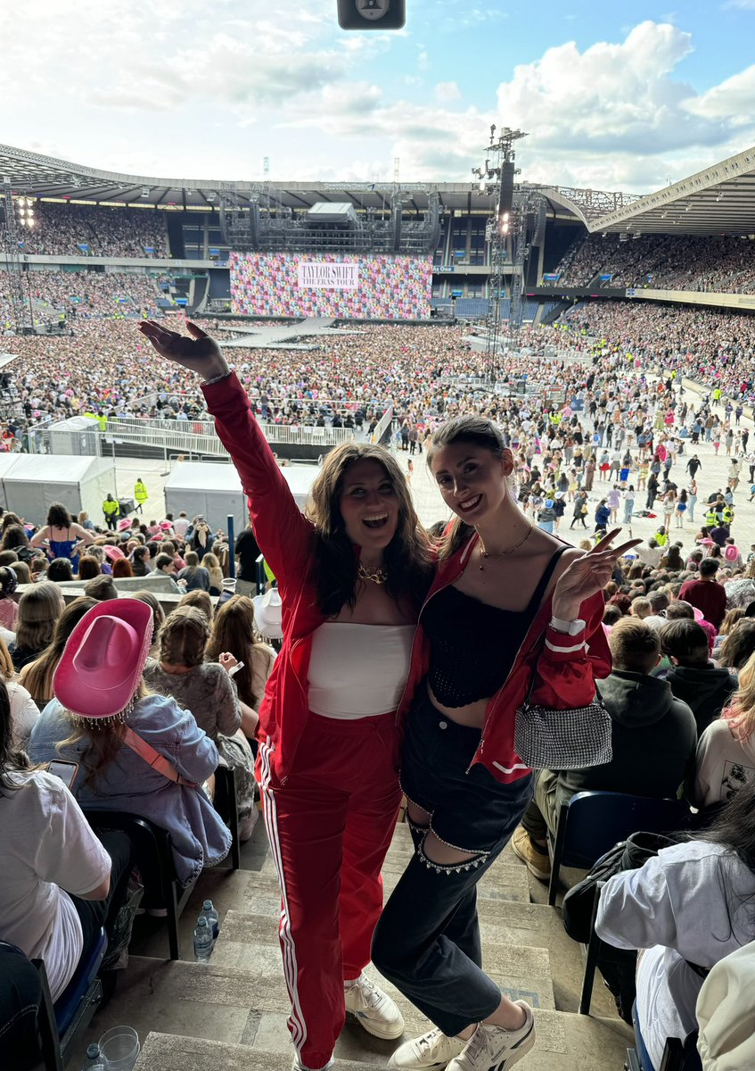 caandaace2's tweet image. Taylor &amp;amp; Blake took a quick trip to  #EdinburghTStheErasTour 

@taylornation13 @taylorswift13
