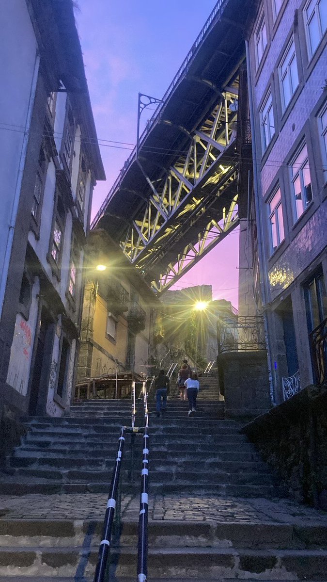 Parece Gotham city , mas é Porto 😍.