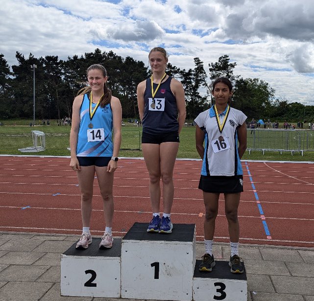 Congratulations to our Y10 students to competed at the Surrey Athletics Competition on Saturday 8th June. Bronze medal in the 300m and Javelin. Well done to Aadya who achieved a PB in Javelin - 31.76m 👏 #teamtiffin