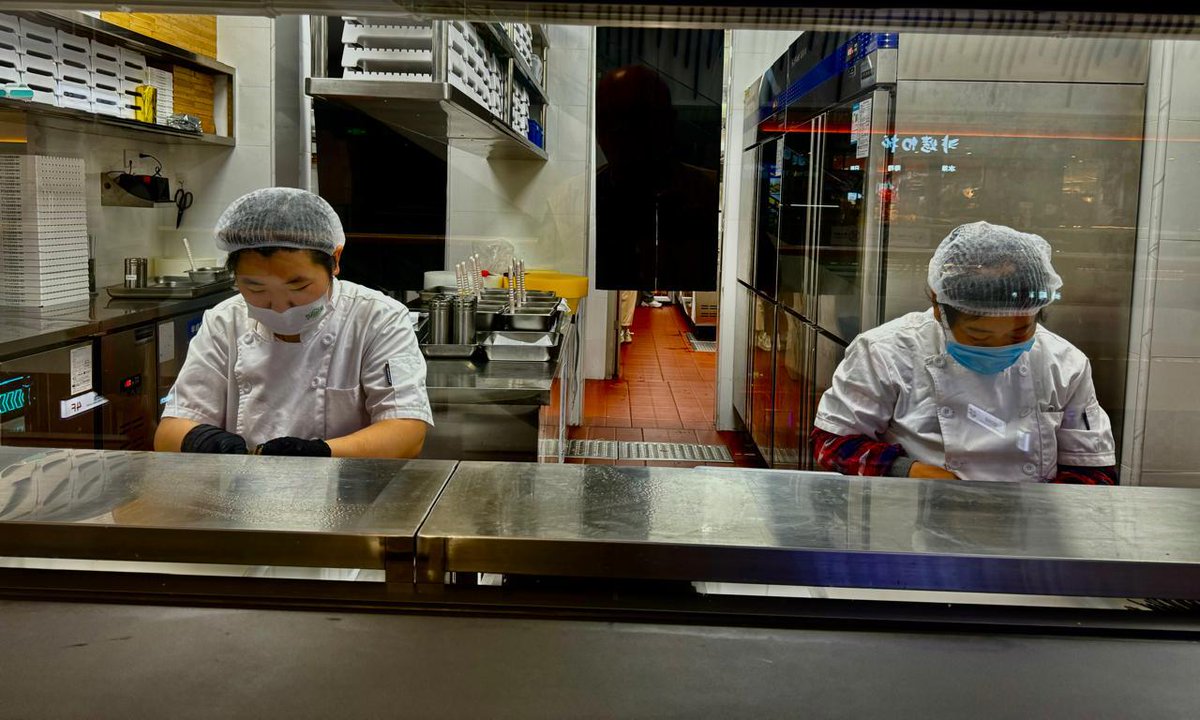 من رحلة الصين الاستكشافية - اطلب العلم ولو في الصين: شعاري في حياتي  "الشغف يلهم ولكن فقط الالتزام يوصل" . هذا ما وجدته في الامرأتين العاملتين بالمطعم

#اجتهاد #التزام #شغف #الصين #استكشاف #رحلة
#discipline #passion #hardworking #journey #shenzhen #shenzhenchina #shenzhenlife