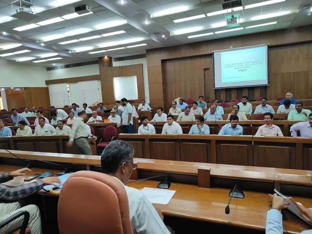 SLJarkiholi's tweet photo. ಬೆಂಗಳೂರಿನ ವಿಕಾಸಸೌಧದಲ್ಲಿ ಇಂದು ಲೋಕೋಪಯೋಗಿ ಇಲಾಖೆಯ ಉನ್ನತ ಅಧಿಕಾರಿಗಳೊಂದಿಗೆ ಇಲಾಖೆಯ ಪ್ರಗತಿ ಪರಿಶೀಲನಾ ಸಭೆಯನ್ನು ನಡಸಿದೆ.
ಅನುಮೋದನೆಗೊಂಡಿರುವ ಲೋಕೋಪಯೋಗಿ ಇಲಾಖೆಯ ಎಲ್ಲ ಕಾಮಗಾರಿಗಳನ್ನು ತ್ವರಿತವಾಗಿ ಪೂರ್ಣಗೊಳಿಸಬೇಕು. ಗುಣಮಟ್ಟದಲ್ಲಿ ಯಾವುದೇ ರಾಜಿ ಮಾಡದೆ ಕಾಮಗಾರಿಗಳನ್ನು ಪೂರ್ಣಗೊಳಿಸಬೇಕು ಎಂದು ತಿಳಿಸಿದೆ. @INCKarnataka https://t.co/VIfJKDI7QK