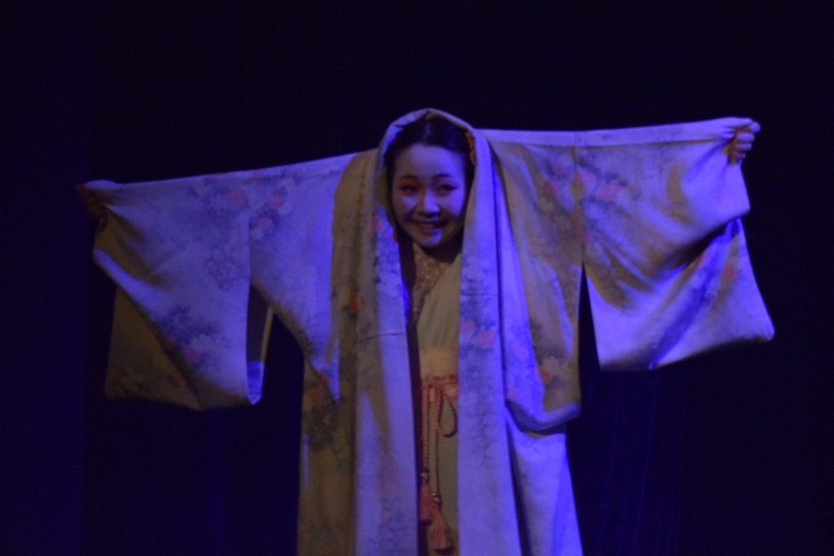 chisatokumei's tweet photo. #GFT5 #突劇金魚
前回の #GFT4 に引き続き
私の精神安定剤的存在の成瀬遥。
皆好きなあの衣紋掛け→ばあ!のシーン最高に早寝姫なので
今すぐ突劇金魚公式LINE登録してあんころ組観てほしい
この人も舞台上で会わないので基本袖から覗き見。
オオアマの本心を知った後の台詞の出し方が好きやったなあ https://t.co/Z8saiHeZ2M