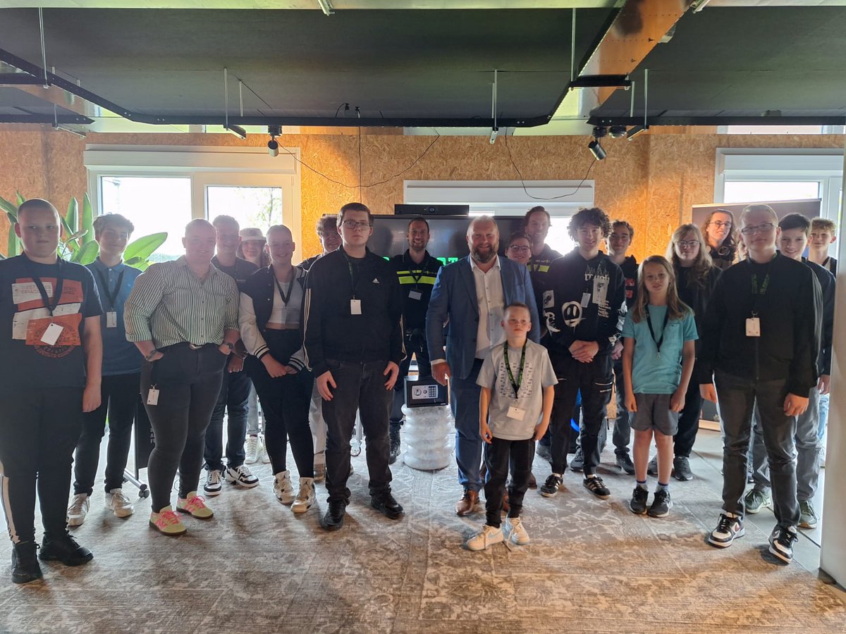 Een speciaal event voor hacktalent. 35 'jonge' hackers deden in de IT-Hub @GemHoogeveen mee aan de re_b00tcmp. Hier werden talenten ontdekt en ingezet voor de goede zaak! #etischhacken