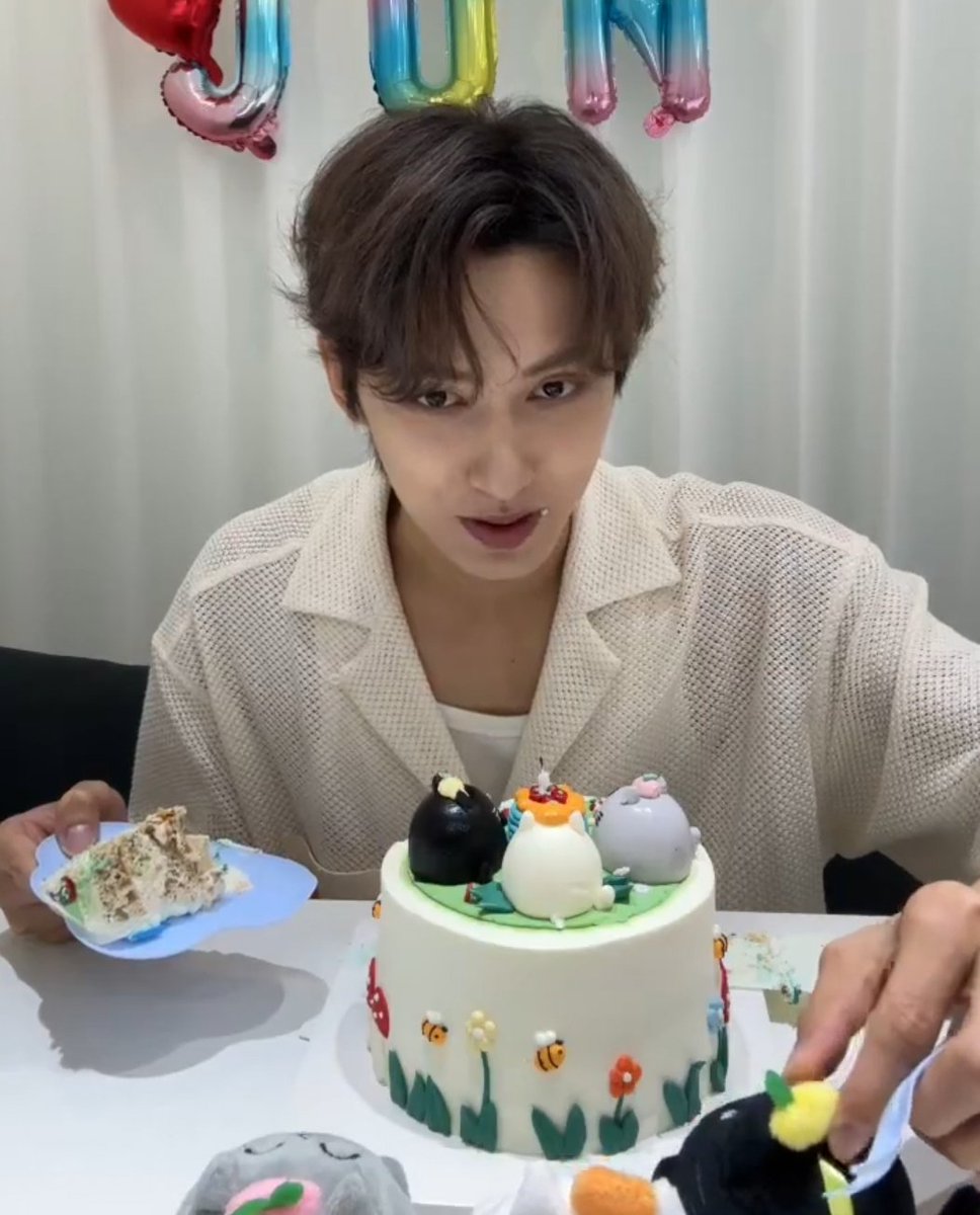 MANDU211's tweet photo. 퍼포맏막의 공통점이 생일라이브에서 인형한테 음식 가지고 타이르기라니 https://t.co/JytFoL6l69
