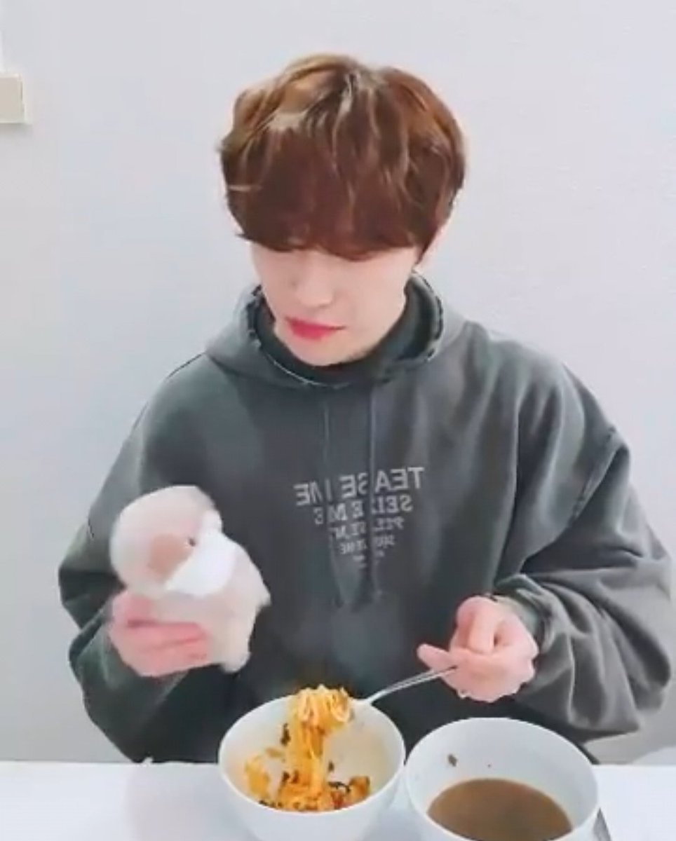 MANDU211's tweet photo. 퍼포맏막의 공통점이 생일라이브에서 인형한테 음식 가지고 타이르기라니 https://t.co/JytFoL6l69