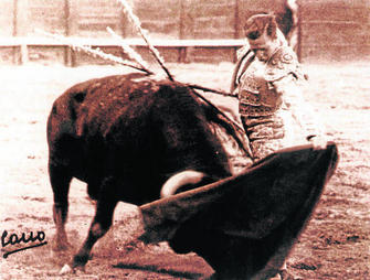 Sobre el toreo de rodillas que tanto se estila en los ruedos y se destila por los tendidos, todo lo que se ha de decir ya lo dijo Pepe Luis Vázquez: "los toreros sólo deben arrodillarse en la iglesia".