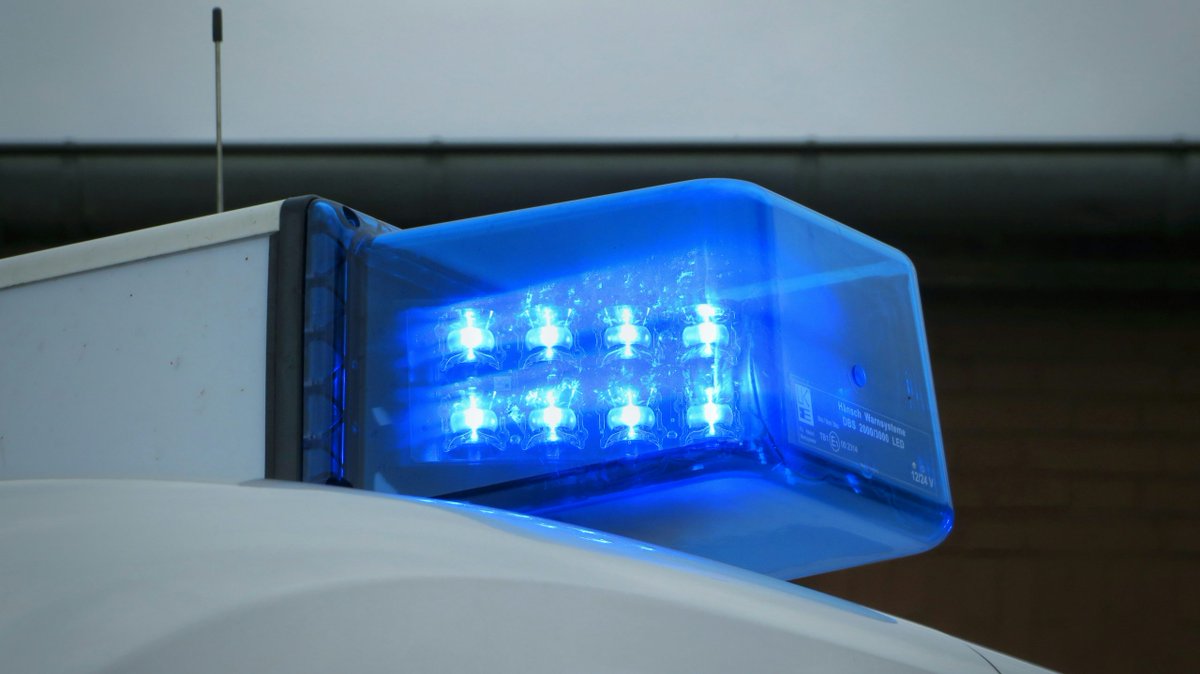 NordischePost's tweet photo. Schockierende Tat in Bremerhaven: Messer bewaffneter Räuber schlägt in Wulsdorfer Bäckerei zu - Polizei verzweifelt auf der Suche nach Hinweisen!
https://t.co/kwcPoWx2RM
#auf #Bäckerei #Bargeld #bewaffneter #Bremerhaven #der #Filiale #Hinweisen #Kriminalität #Lederjacke #Messe... https://t.co/9bWAbVz2fW