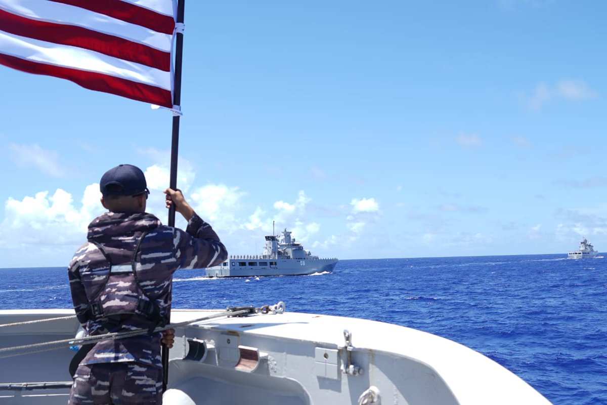 Jatosint's tweet photo. ๐ฎ๐ฉ๐ค๐ง๐ณ
KRI R.E. Martadinata (331) linked up with two Royal Brunei Navy's #TLDB OPVs KDB Darussalam (06) and KDB Darulaman (08) in the Philippine Sea. Both OPVs are also heading to Guam and then Hawaii for @RimofthePacific #RIMPAC
๐ธ TNI AL / 2nd Fleet https://t.co/WfXPf4Wo9v